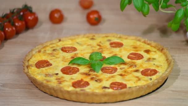 Vágott Egy Konyhakéssel Egy Darab Quiche Lorraine — Stock videók