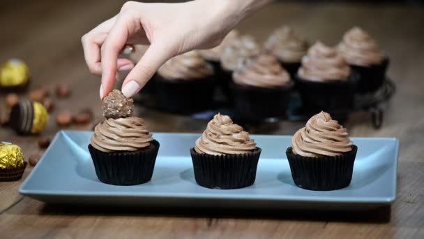 Versier Chocolade Cupcakes Met Snoep — Stockvideo