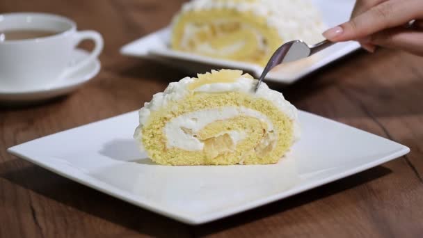 女性が食べる甘いパイナップル ロール ケーキ — ストック動画