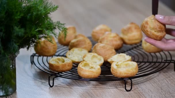 Hausgemachte Profiteroles Mit Dem Messer Geschnitten — Stockvideo