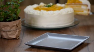 Bir tabak içinde taze şeftali pasta bir parça koy