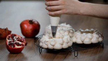 Pavlova Pasta krema ile süsleyin