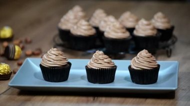 Şeker ile çikolatalı kek süslemeleri