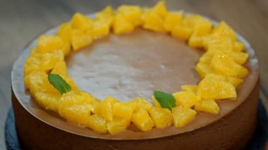 Nane yaprakları ile Çikolatalı mousse kek süslemeleri