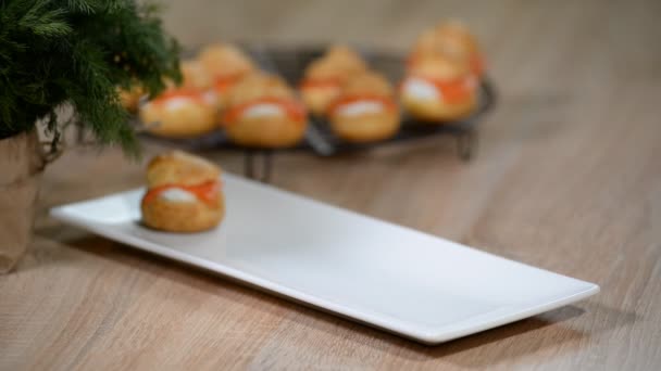 Mani Femminili Mettono Profiteroles Con Salmone Piatto Bianco — Video Stock