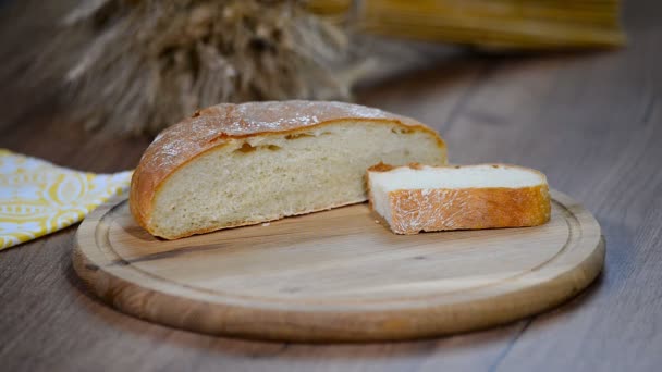 Vers Gebakken Brood Houten Snijplank — Stockvideo