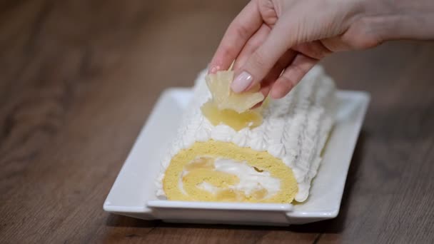 Versier Met Ananas Zoete Taart Roll — Stockvideo