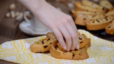 Taze pişmiş badem ve kızılcık bisküvi ve fincan espresso