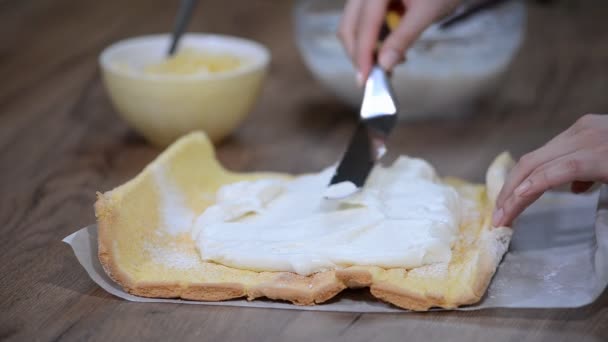 Főzés Egy Édes Torta Roll Ananásszal — Stock videók