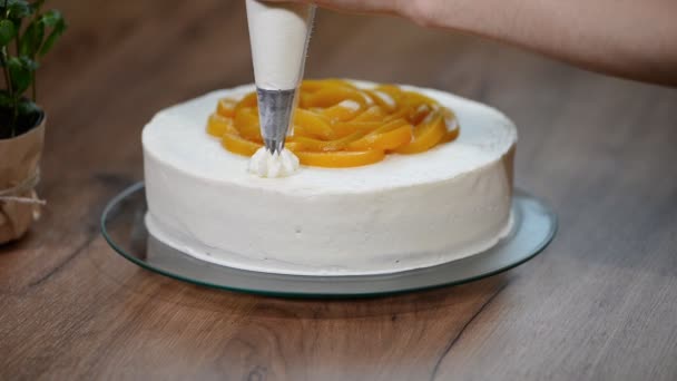 シェフの美味しい桃のケーキとクリームを飾る — ストック動画