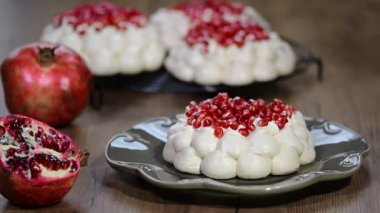 Meringues pavlova kek ile nar