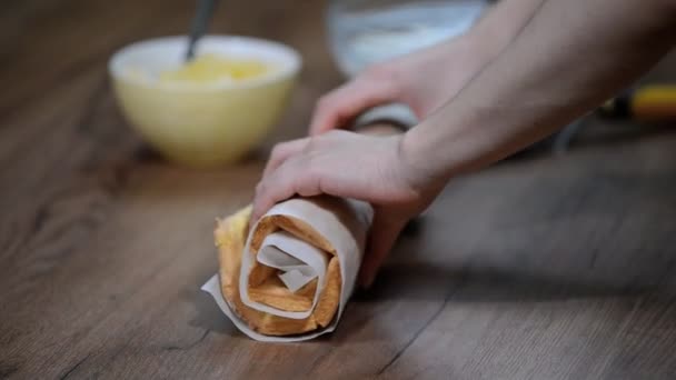 Cucinare Dolce Rotolo Torta Con Ananas — Video Stock