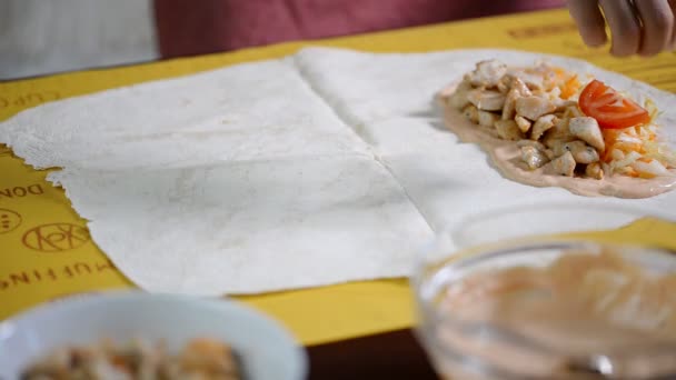 Kyckling Shawarma Med Tomatketchup — Stockvideo