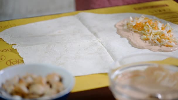 Koch Bereitet Ein Shawarma Alle Zutaten Auf Einem Großen Fladenbrot — Stockvideo