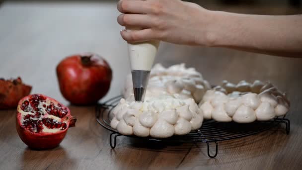 Павловы торты со сливками и свежими летними ягодами — стоковое видео