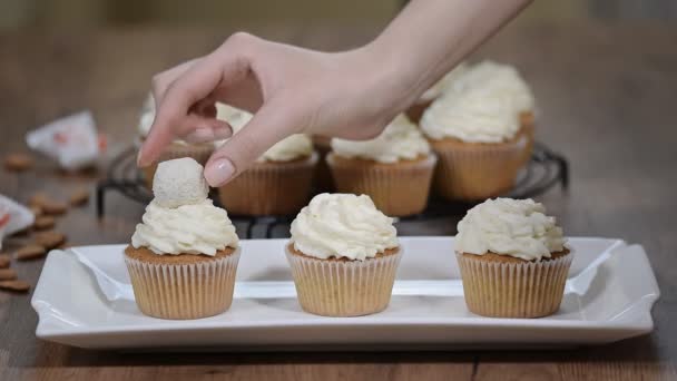 Vanille cupcakes met witte room — Stockvideo