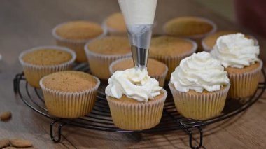 Kremalı kek dekorasyon. Lezzetli kek, eve ekmek kavramı tereyağı krema koyarak kadının el atış