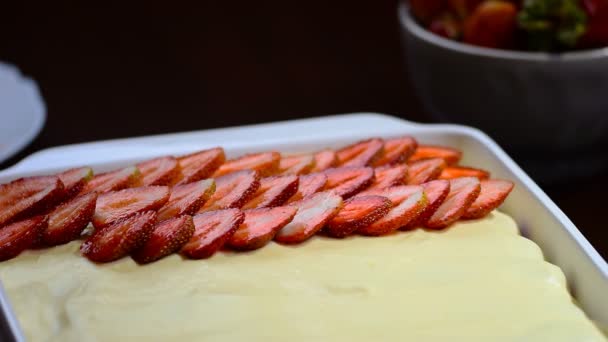 Decorate the tiramisu with strawberries. Strawberry tiramisu — Stock Video