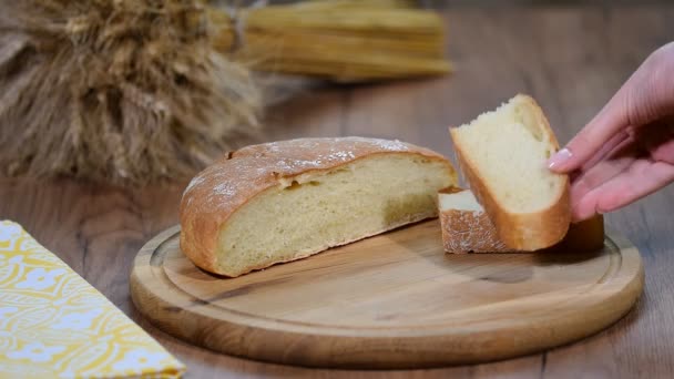 Свіжоспечений домашній хліб на дерев'яній дошці — стокове відео