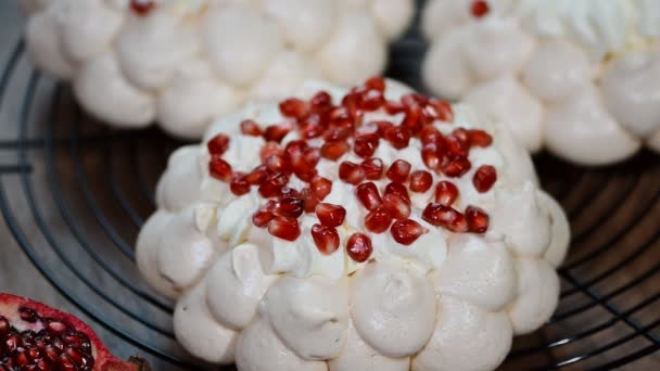 Pastel de merengues pavlova con granada — Vídeo de stock