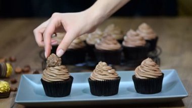 Çikolata sosu ile çikolata cupcakes