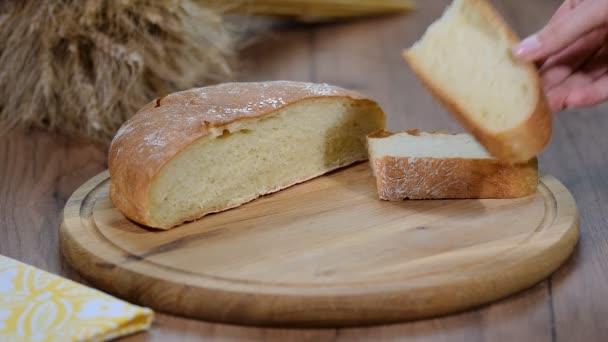 Vers gebakken zelfgebakken brood op een houten plank — Stockvideo