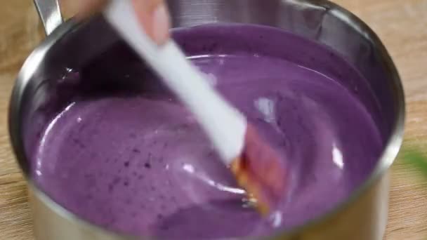 Sopa de arándanos dulces con crema — Vídeos de Stock