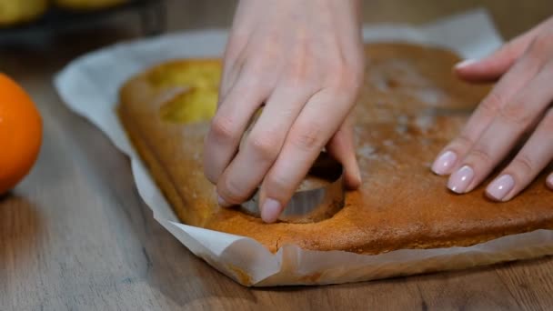 Mujer joven cortando círculos de masa de galletas en una panadería — Vídeo de stock