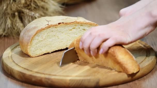 Férfi kezét vágás zeke búza kenyér a fából készült táblán
