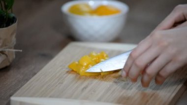 Şeftali bir ahşap tahta üzerinde kesmek