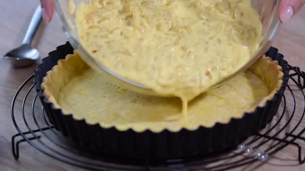 Cucinare Torta Cipolle Francesi Versare Ripieno Nella Crostata — Video Stock