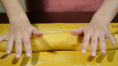 Hamur bir pasta yemek ve parçalara bölmek için eller kadın kneads