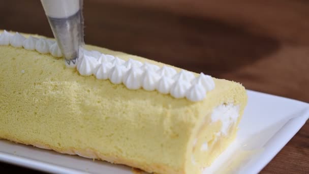 白いクリームの甘いロール ケーキを飾る — ストック動画