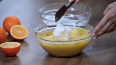 Spatula ile hamur karıştırma.