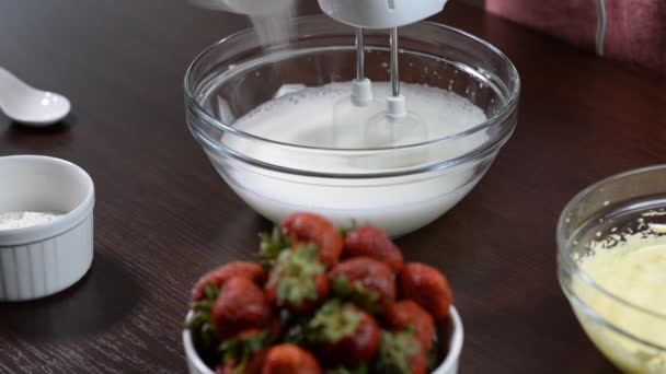 加入糖 同时混合甜奶油 混合白鸡蛋奶油在碗中与马达搅拌机 — 图库视频影像