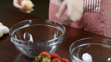 Kadın el ayırmak için bir yumurta kırma beyaz ve sarısı yumurta