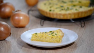 Fransız soğan pasta bir parça yemek