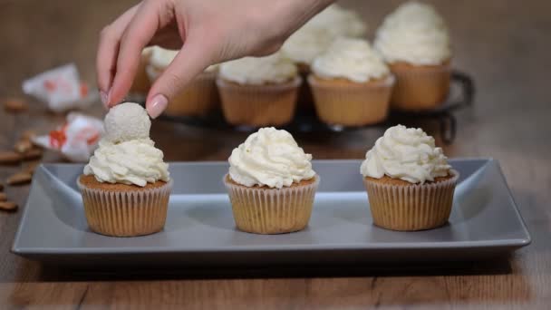 Vanille Cupcakes Met Witte Room — Stockvideo