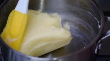 erkek hamur karıştırma choux eller