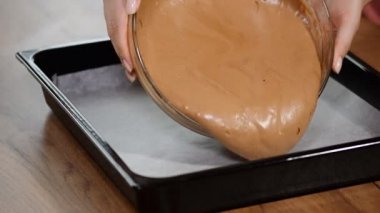 Teneke pişirme içine dökülen kek hamuru. Çikolata katman kek yapmak.