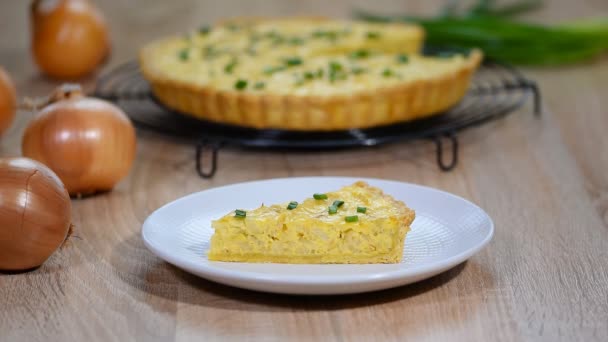 Tarta Francesa Con Cebolla Queso Pedazo Pastel Cebolla Francesa — Vídeos de Stock