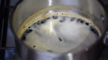 Bir gaz sobası kahve yapmak.