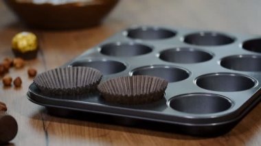 Cupcake tepsisi pişirme kek sarmalayıcılar koyarak, pişirme