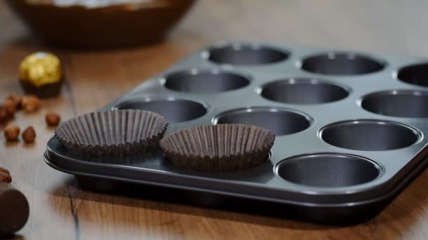 Cozinhar Cupcake Colocar Embalagens Cupcake Assadeira — Vídeo de Stock