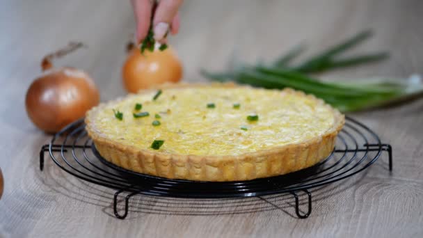 Crostata Francese Con Cipolle Formaggio Primo Piano Alimentare — Video Stock