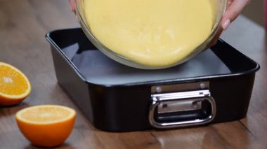 Eller hamur bir pişirme çanağı ekleyin. Mutfak pişirme süreci.