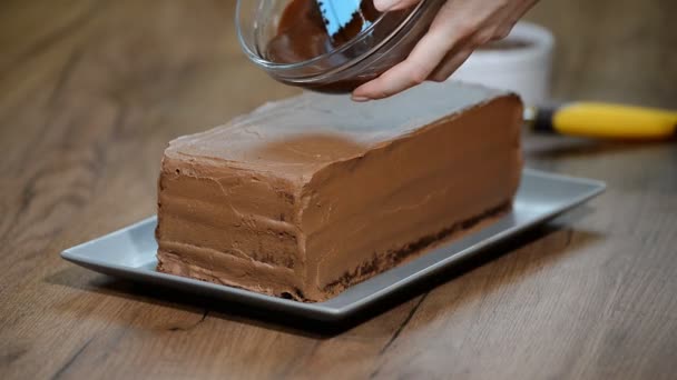 Despejando Ganache Chocolate Para Bolo — Vídeo de Stock