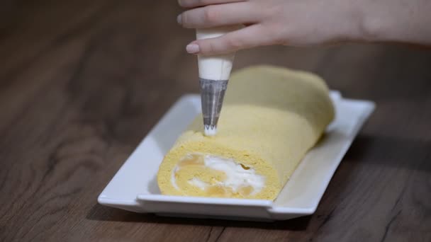 Διακοσμήστε Κέικ Κρέμα Λευκό Γλυκό Ρολό — Αρχείο Βίντεο