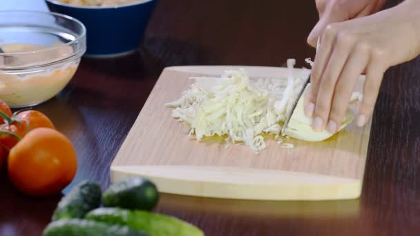 Vrouwelijke Handen Gehakte Kool Houten Bord Close — Stockvideo