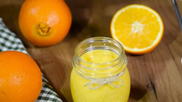 Σπιτικό Πορτοκαλί Πηγμένο Γάλα Για Τυρί Ένα Βάζο — Αρχείο Βίντεο